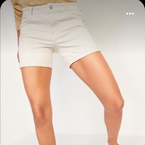 Old Navy mid rise slim ecru wash shorts Sz 12